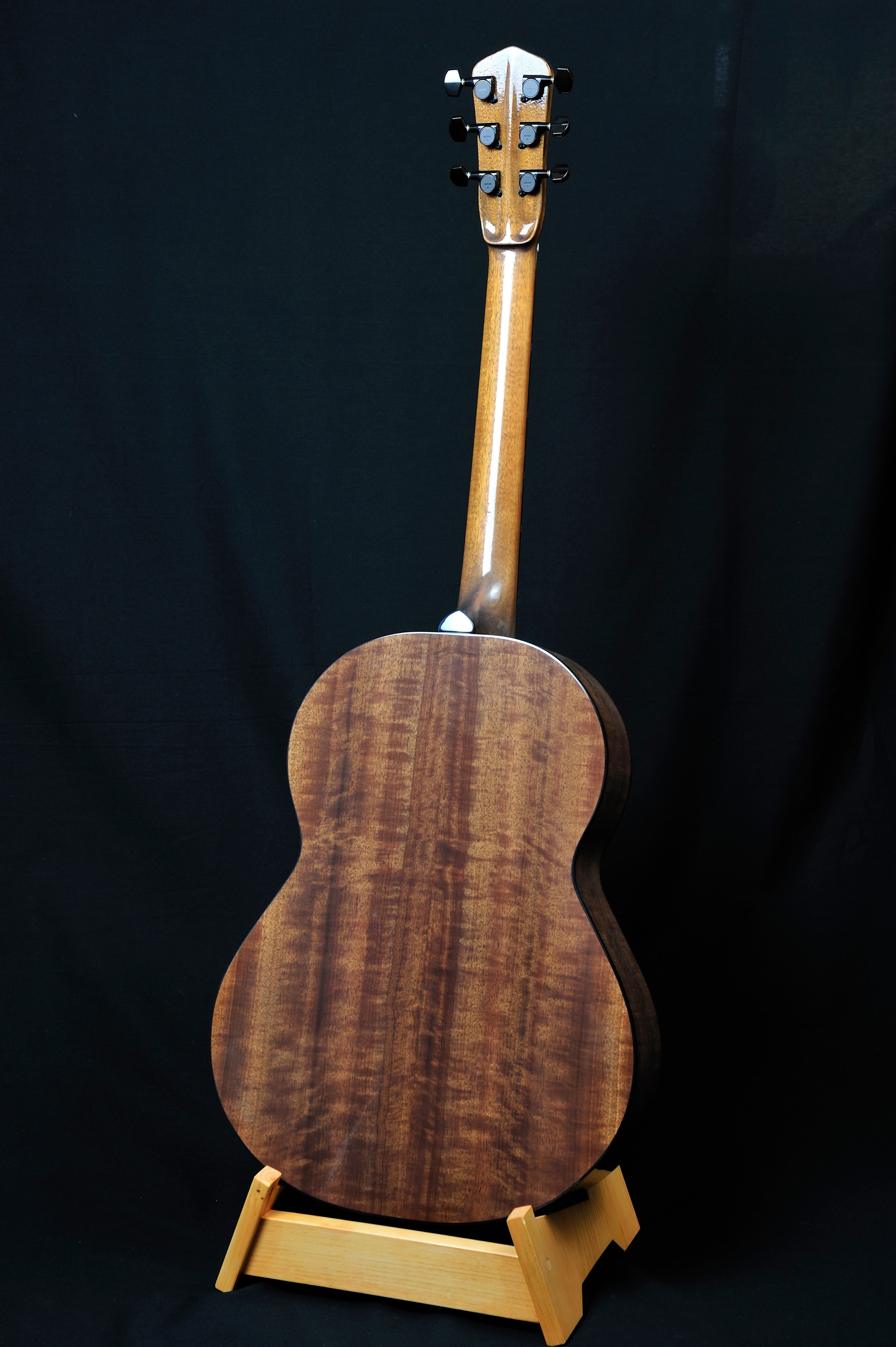 MRK01-0819J — back view showing Flaming Makura