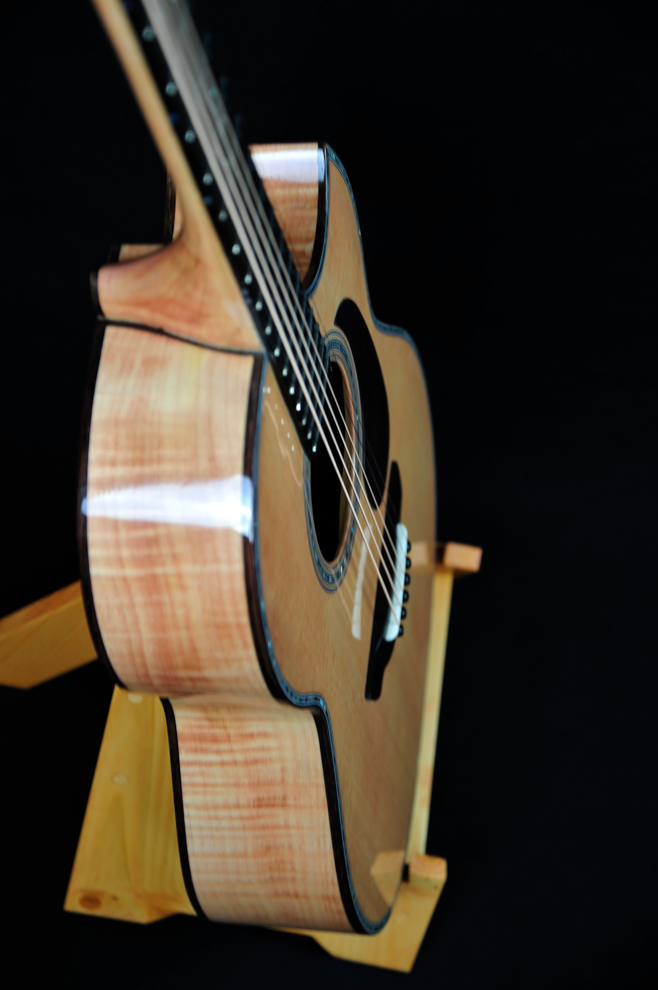 MRK01B-0617L — side view showing Flaming Maple sides and Florentine cutout