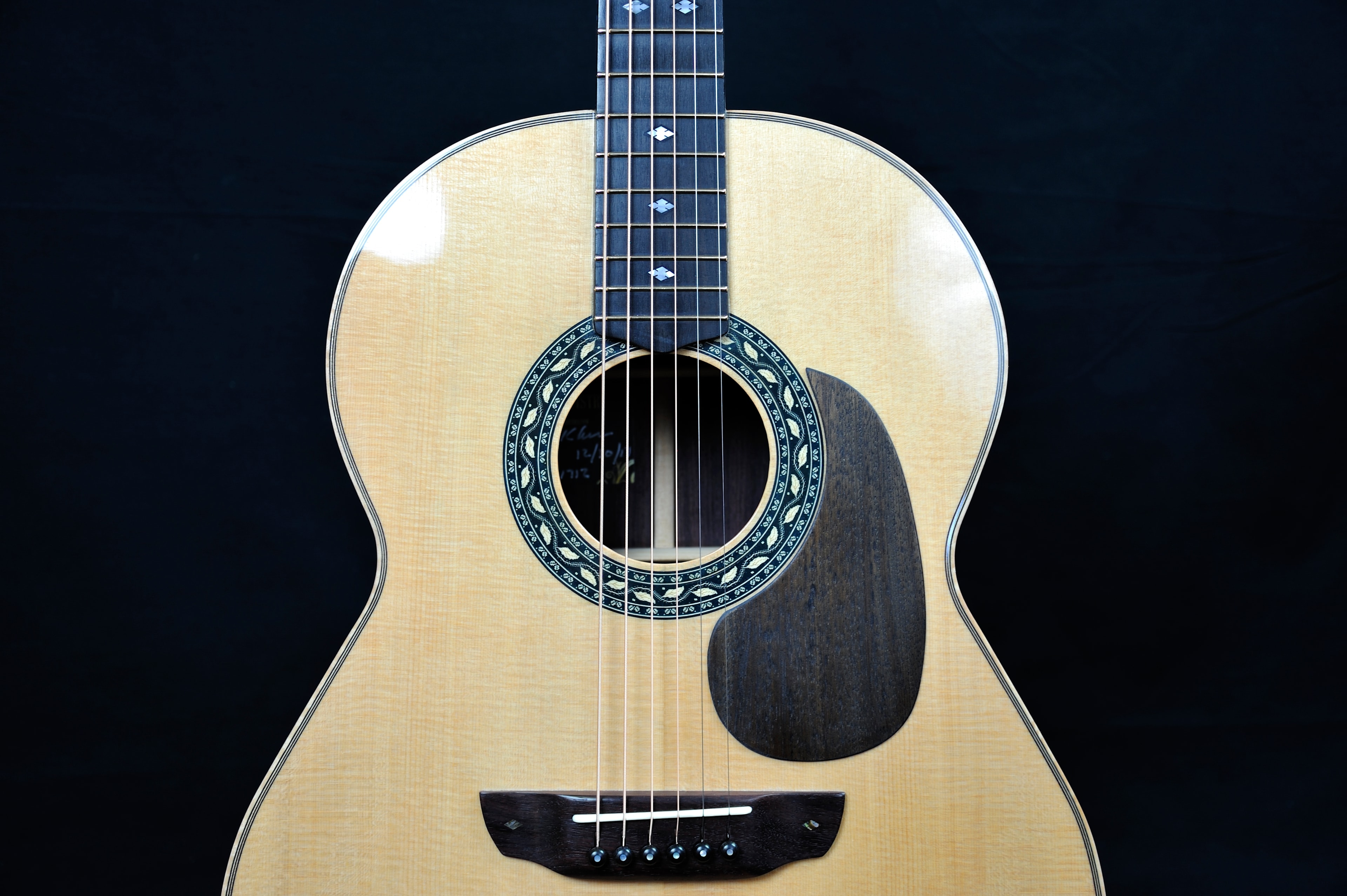 MRK01B-0717L — body top close-up showing Sitica spruce, rosette and rosewood scratch plate