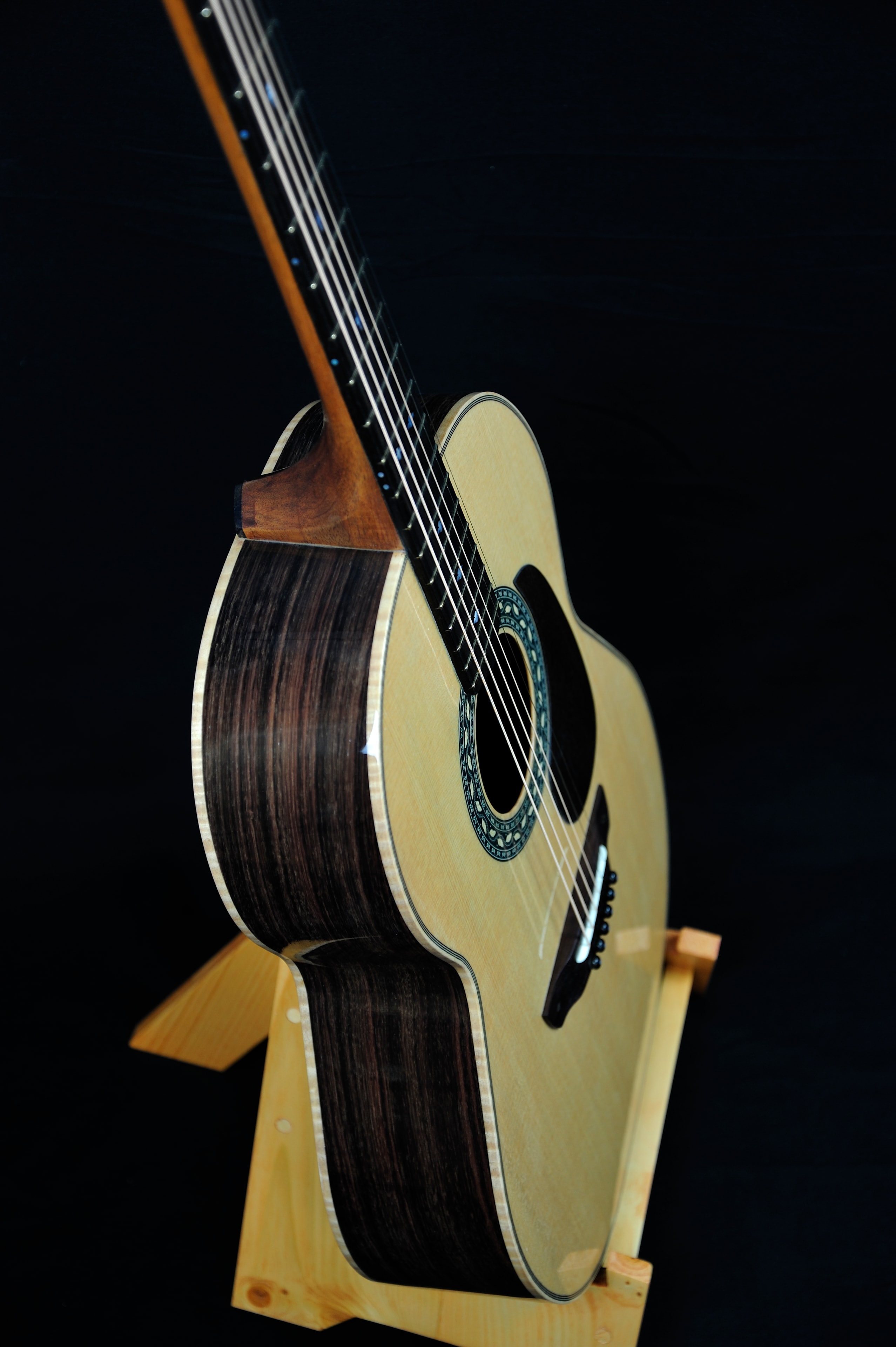 MRK01B-0717L — three-quarter side view showing rosewood sides and spruce top