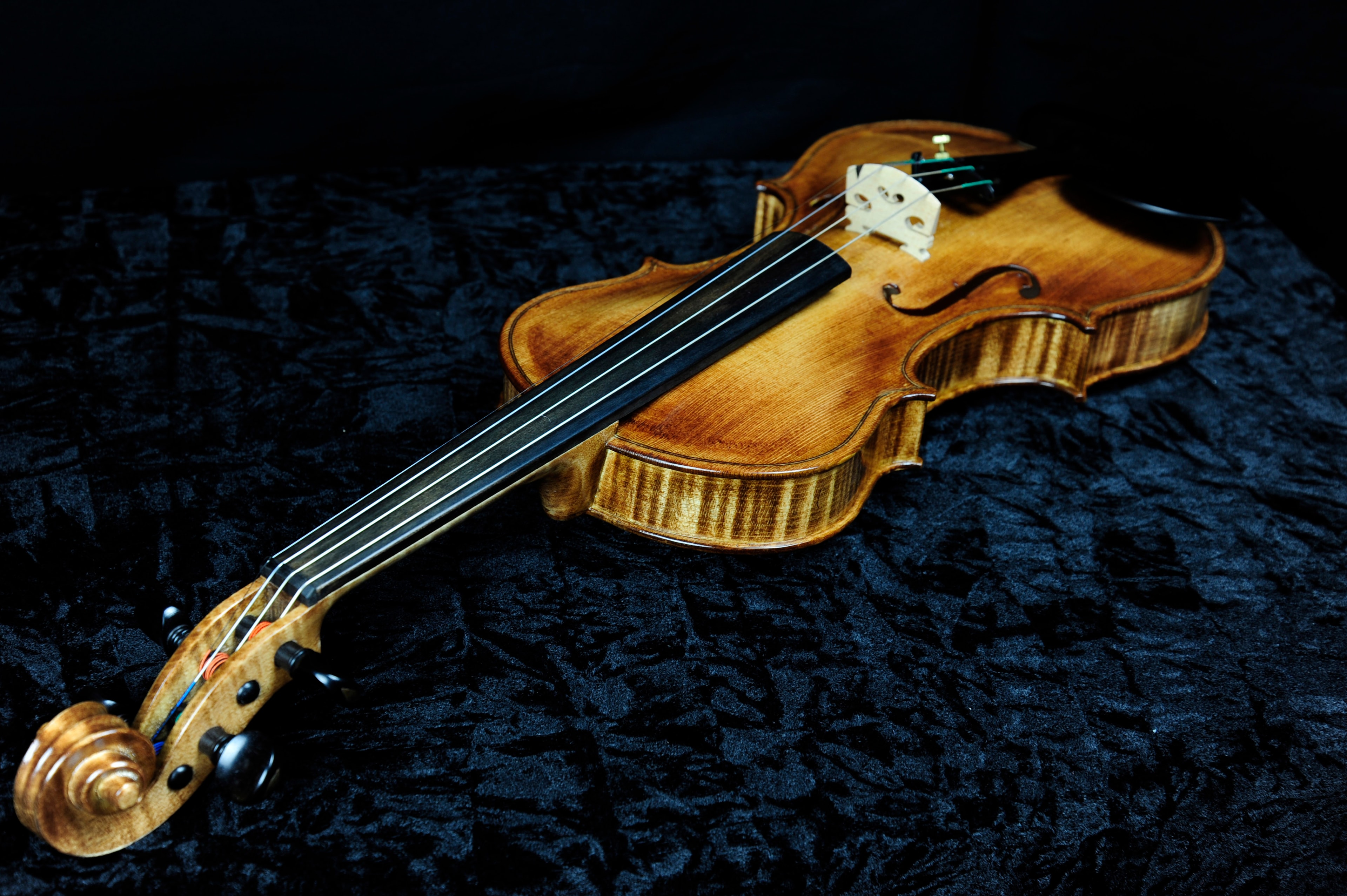 MRK01V-0520 — front body detail showing spruce top and f-holes